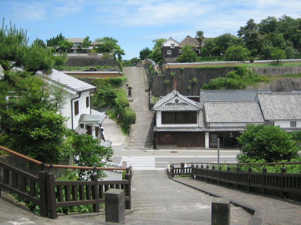 杵築市にある「酢屋の坂」。武家屋敷と商人の町並みが交差する歴史ある坂道の風景。